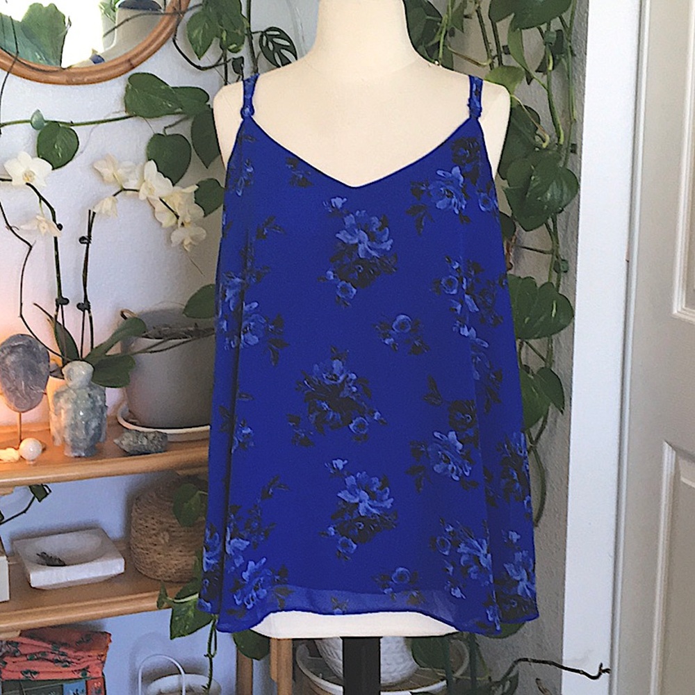 🦋💜TORRID Blue Floral Sleeveless Top 💜🦋